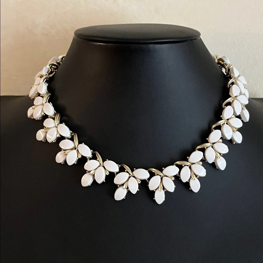 Vintage Kramer white thermoset draping leaves choker and clip ear climber set - Picture 2 of 13